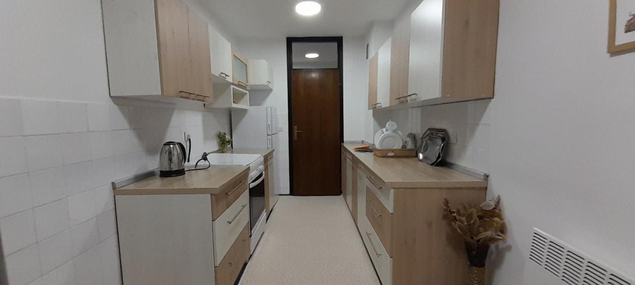 Cozy And Sunny Apartment Near The Airport ซาราเยโว ภายนอก รูปภาพ