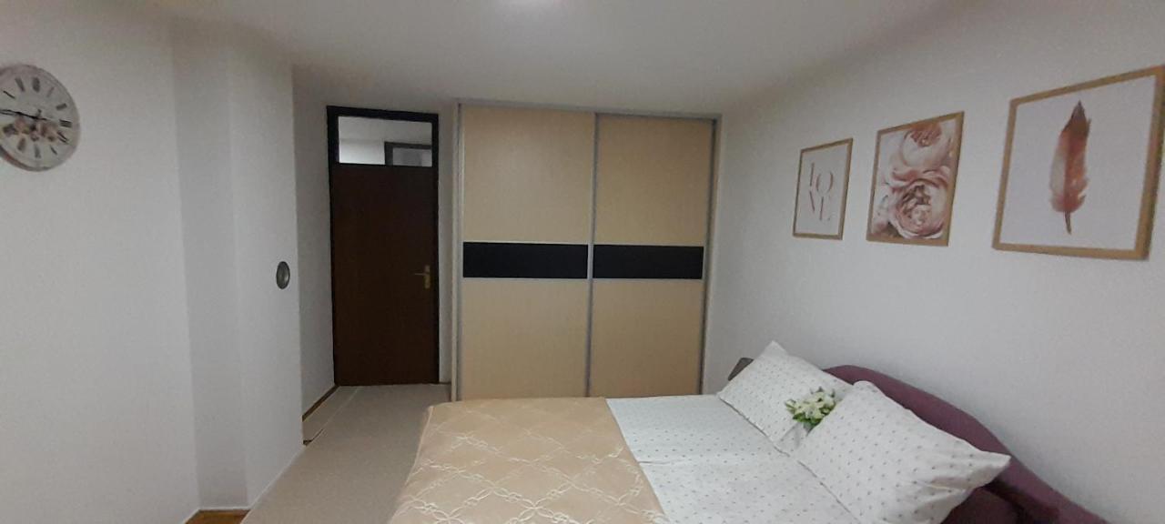 Cozy And Sunny Apartment Near The Airport ซาราเยโว ภายนอก รูปภาพ