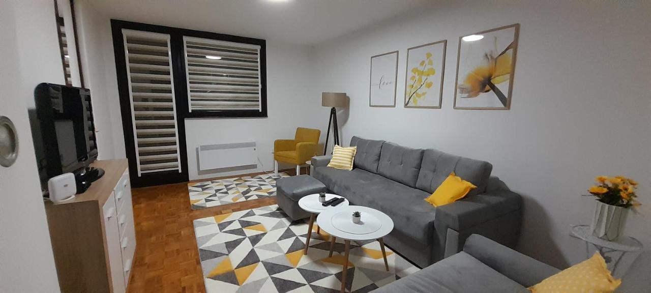 Cozy And Sunny Apartment Near The Airport ซาราเยโว ภายนอก รูปภาพ