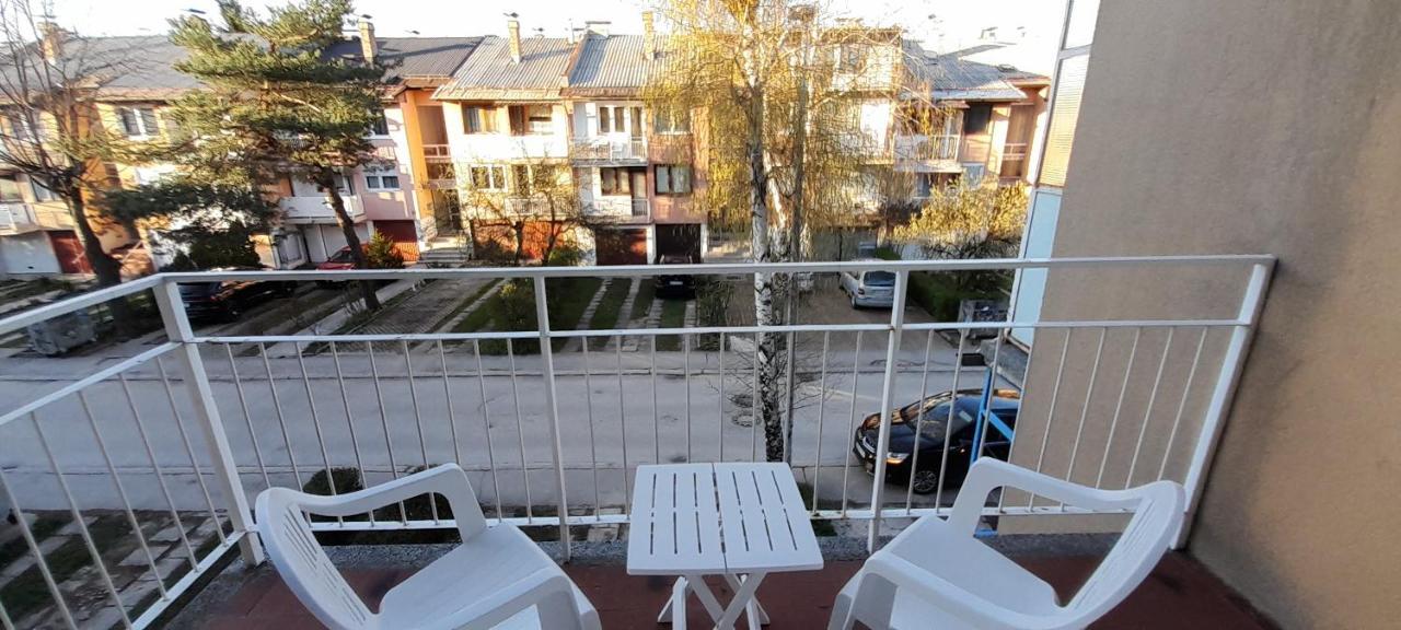 Cozy And Sunny Apartment Near The Airport ซาราเยโว ภายนอก รูปภาพ