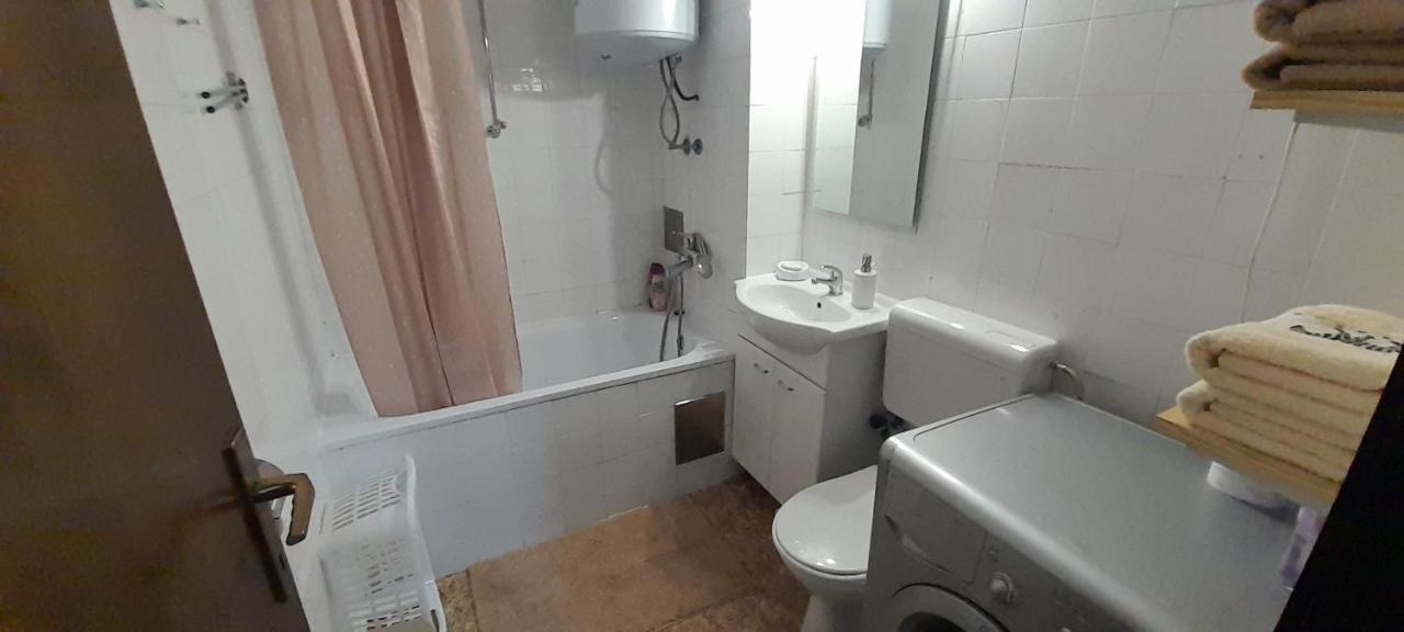 Cozy And Sunny Apartment Near The Airport ซาราเยโว ภายนอก รูปภาพ