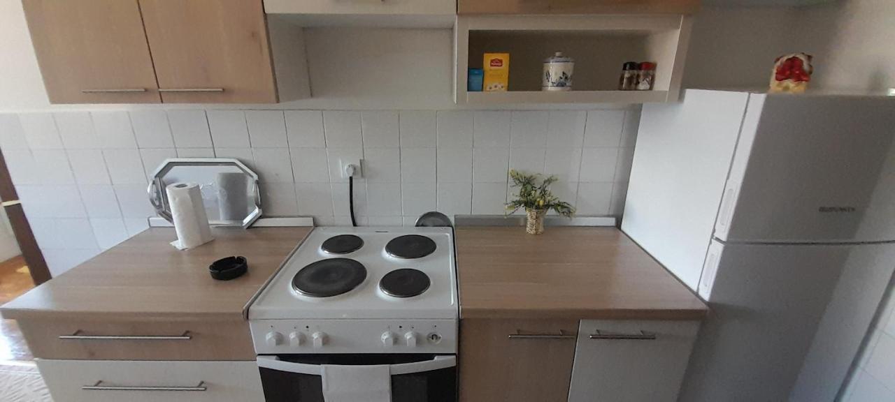 Cozy And Sunny Apartment Near The Airport ซาราเยโว ภายนอก รูปภาพ